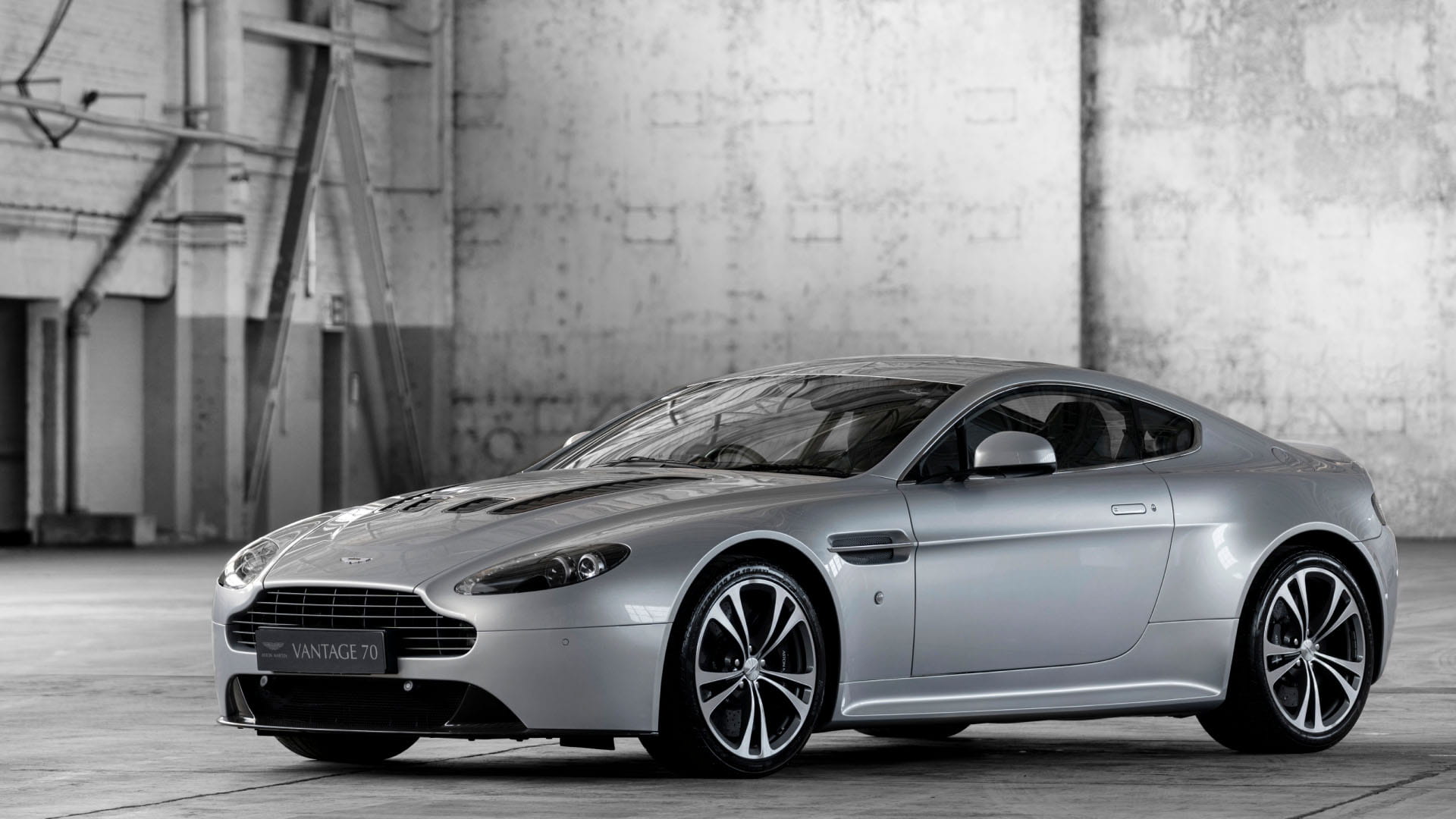 V12 Vantage | Aston Martin